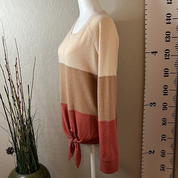 NINE Britton long sleeved color block sweater. Ties at the bottom. Size xs. Soft - Picture 3 of 9